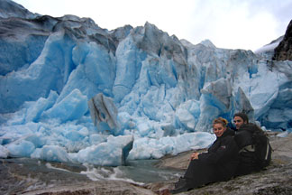 Françoise et son compagnon sur le Glacier Norvégien Brisdalbreen en 2003
