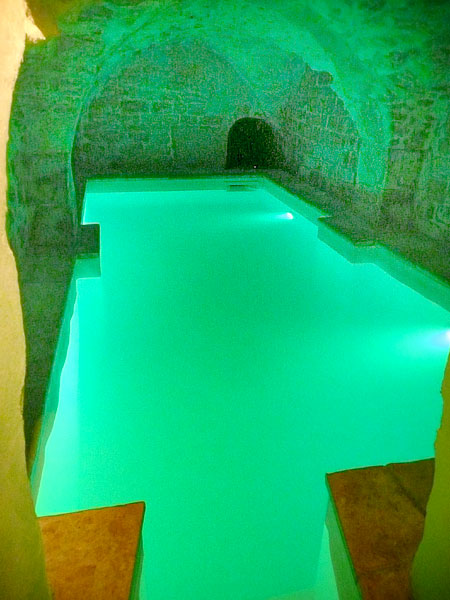 The indoor swimming pool of the b&b 349